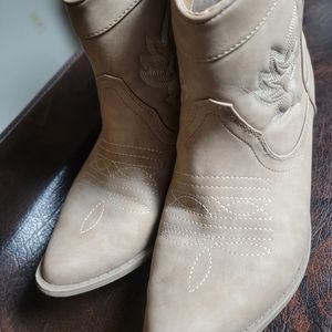 Arizona Women's Ankle Miami "western look" Booties 8.5 Light Tan Color